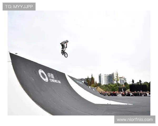 杨芳专访:从初学者到滑板高手的成长之路与心路历程回顾 杨芳专访:从初学者到滑板高手的成长之路与心路历程回顾