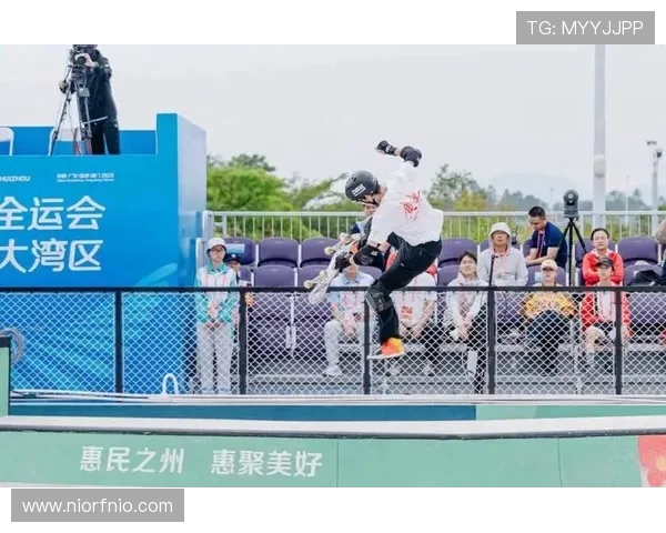 深圳滑板队在滑板耐力排行榜中荣获第四名展现出强劲实力与团队精神 深圳滑板队在滑板耐力排行榜中荣获第四名展现出强劲实力与团队精神