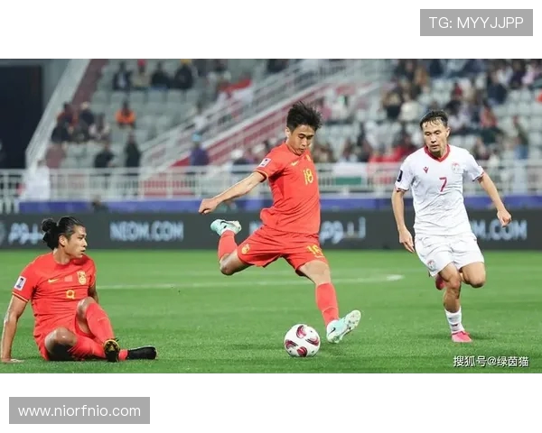 国安与河北华夏激战正酣裁判判罚引发球迷热议与争议