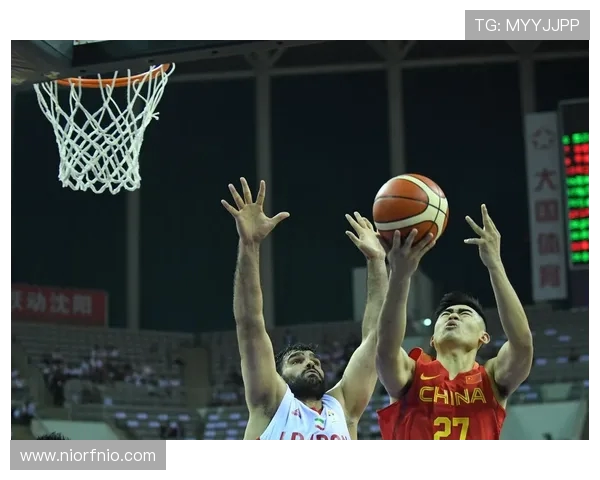 男篮蓝队迎战伊拉克全力争胜力求在国际赛场上展现实力与风采